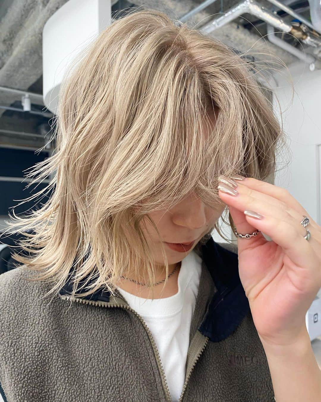 のインスタグラム：「〝milk tea blond〟  bleach retouchからの 美味しいそうな色味を意識しました◎  補色で赤が5％入ってます🙌🏻」
