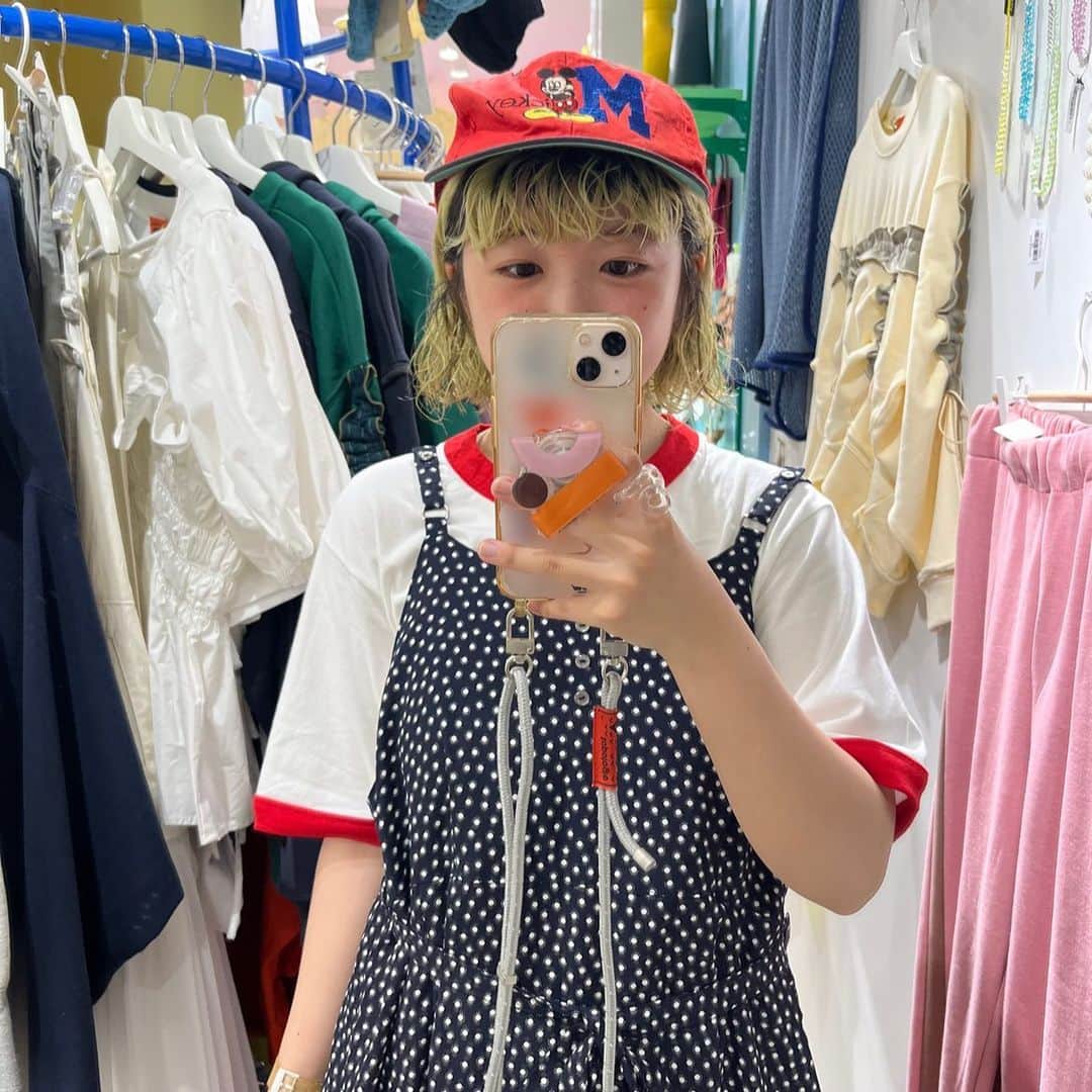 HONOKAさんのインスタグラム写真 - (HONOKAInstagram)「気づいたら投稿が消えていた……最近携帯のバクが多くて怖い……( ◜. ̫.◝)💦  改めて載せ直し！！🧃 パーマかけたての時の写真！やっぱり楽ちんですきだ！🌀  パーマの魔法使い @tokikenta 🪄︎︎✨ いつもありがとうございます🦖」9月21日 21時31分 - honochandoko