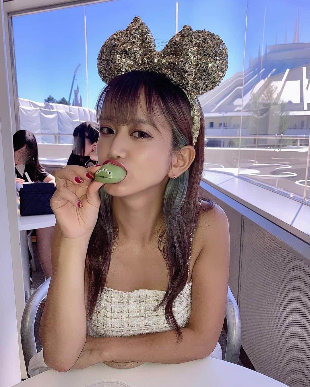 JULIEのインスタグラム：「リトルグリーンマン美味しそうに食べる選手権🚀👽💚  #パリオン #バーレスク東京 #Tokyo #スニーカー女子 #小悪魔ageha #showclub #showDancer #fashion #l4f #l4l #selfie #ビジョビ#gal #followforfollowback #水着 #水着ギャル #Japanese #Japanesegirl #Japanesegravure #Love #Instagood #トイストーリー #toystory #ディズニー #Disney #ハロウィン #halloween」