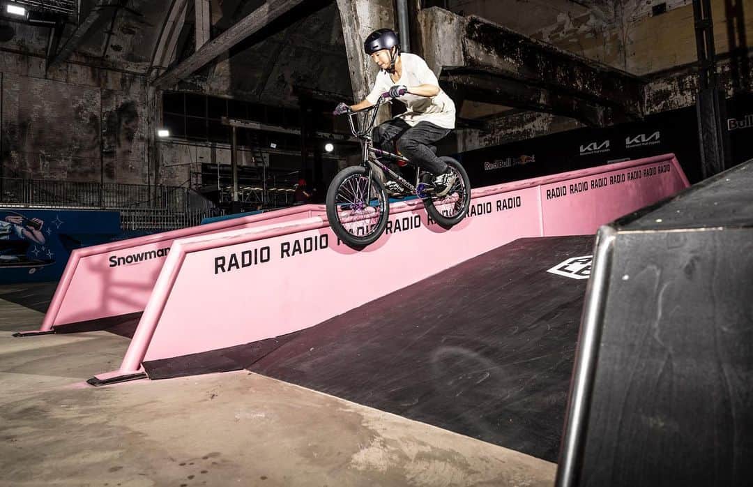 大池水杜のインスタグラム：「📌 @simplesession 🇪🇪  📸 @55naoking   @visavis_jp #slopeshot #VANS #bern #タウン情報おかやま #ライト電業 #bmx #bmxgirl #bmxfreestyle #bmxwomen  #simplesession #simplesession23 #sistersession」