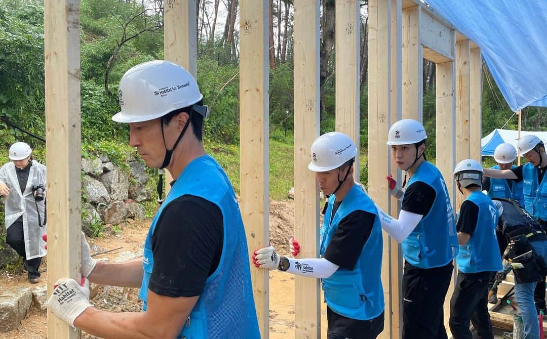 ダニエル・ヘニーさんのインスタグラム写真 - (ダニエル・ヘニーInstagram)「Getting our hands dirty today building homes for some great folks.…thanks to @jinusean3000 for the invite and for his amazing work with @habitatkorea #한국해비타트 #독립유공자후손집짓기 #잘될거야대한민국 #815런 #2023_815런」9月21日 21時33分 - danielhenney