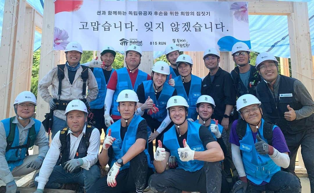 ダニエル・ヘニーさんのインスタグラム写真 - (ダニエル・ヘニーInstagram)「Getting our hands dirty today building homes for some great folks.…thanks to @jinusean3000 for the invite and for his amazing work with @habitatkorea #한국해비타트 #독립유공자후손집짓기 #잘될거야대한민국 #815런 #2023_815런」9月21日 21時33分 - danielhenney