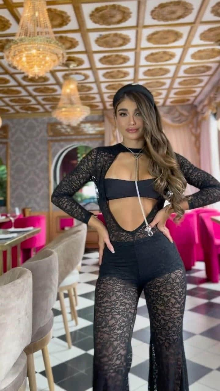 KaThE ArOcAのインスタグラム：「“Puedes tener lo que quieras en tu vida, si te vistes para ello” @solymarbyktaroca 🔝  Visita mi web www.solymarbyktaroca.com 👌🏻」