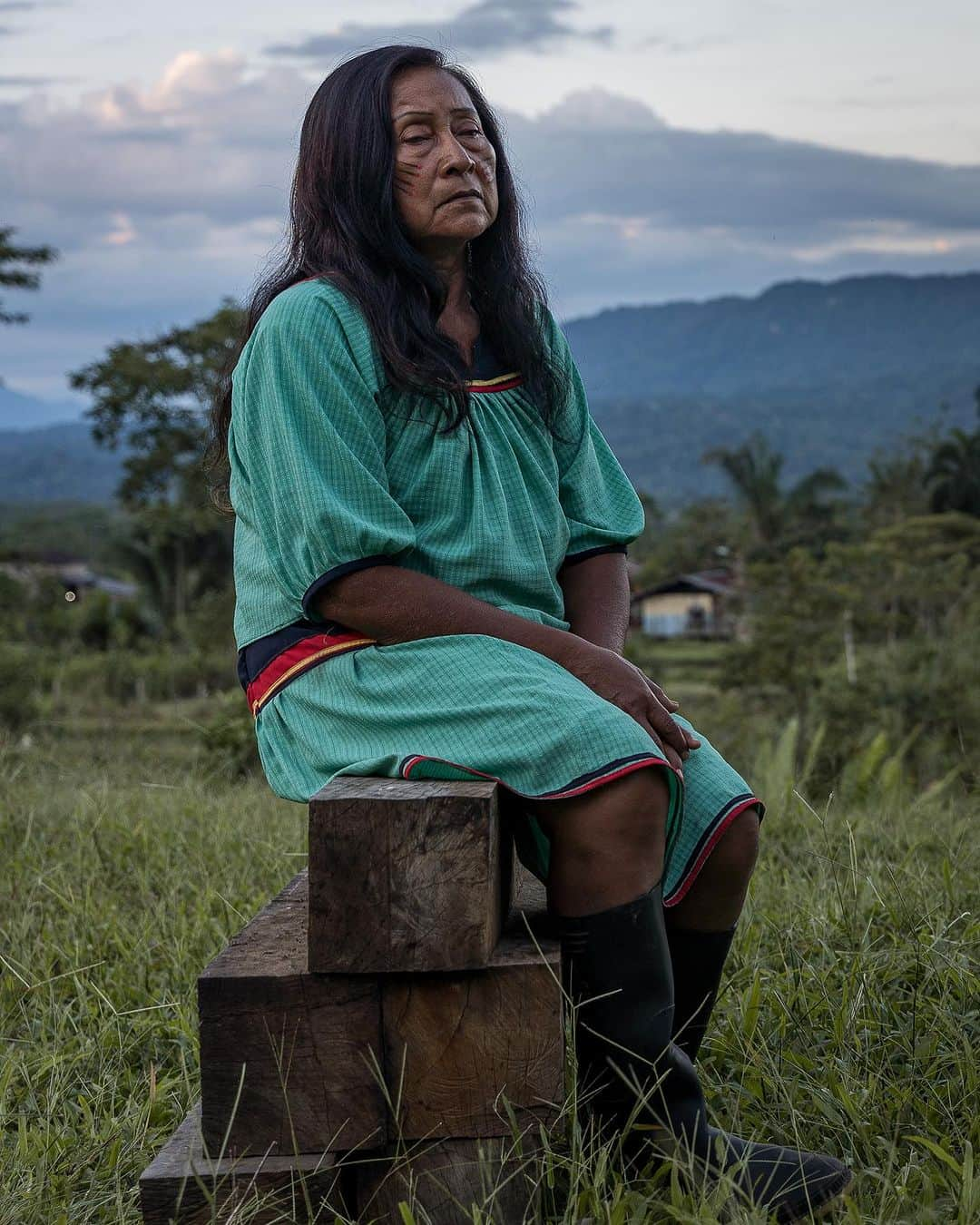 アレックス・オノルドさんのインスタグラム写真 - (アレックス・オノルドInstagram)「Just released! The new short film “Our Children’s River” on the Indigenous defenders of Sinangoe is now available to watch on Bloomberg today.  Ever wondered how Indigenous guards protect our world’s largest rainforest and our climate? “Our Children’s River” takes us on a patrol with the guard of the Sinangoe community in Ecuador to see and hear first-hand what it takes to fight against Amazon destruction amid intensifying extractive threats and the climate crisis.   Watch & share this documentary. As world leaders convene during #NYClimateWeek, Indigenous voices & solutions need to be at the forefront!   https://www.bloomberg.com/news/articles/2023-09-21/solar-powered-surveillance-technologies-help-protect-the-amazon . . . Presented by the @honnoldfoundation, in partnership with @alianzaceibo and @amazonfrontlines Starring: @nixon_ande_narvaez_ and La Guardia of Sinangoe Directed by @Domgill1980 & @encompassfilms Cinematography: @domgill1980 & @spinzonsilva Produced by @peterrwalle & @ktrujill EP: @emilyaruna & @nadiagill  #ClimateAction #AmplifyIndigenousVoices」9月21日 21時44分 - alexhonnold