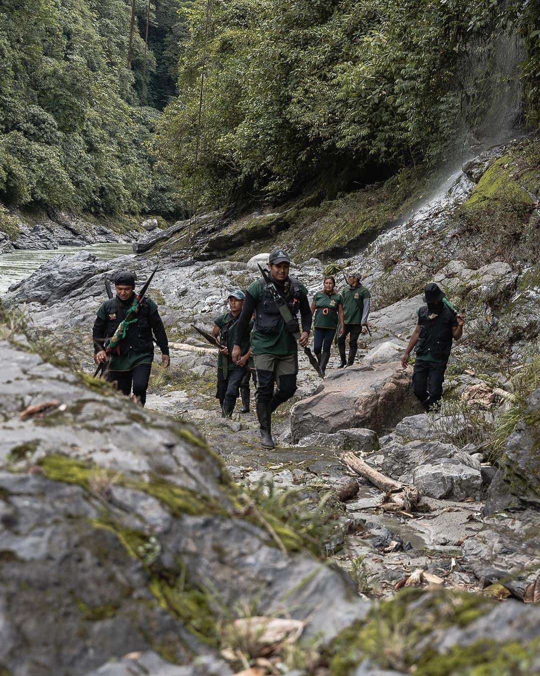 アレックス・オノルドさんのインスタグラム写真 - (アレックス・オノルドInstagram)「Just released! The new short film “Our Children’s River” on the Indigenous defenders of Sinangoe is now available to watch on Bloomberg today.  Ever wondered how Indigenous guards protect our world’s largest rainforest and our climate? “Our Children’s River” takes us on a patrol with the guard of the Sinangoe community in Ecuador to see and hear first-hand what it takes to fight against Amazon destruction amid intensifying extractive threats and the climate crisis.   Watch & share this documentary. As world leaders convene during #NYClimateWeek, Indigenous voices & solutions need to be at the forefront!   https://www.bloomberg.com/news/articles/2023-09-21/solar-powered-surveillance-technologies-help-protect-the-amazon . . . Presented by the @honnoldfoundation, in partnership with @alianzaceibo and @amazonfrontlines Starring: @nixon_ande_narvaez_ and La Guardia of Sinangoe Directed by @Domgill1980 & @encompassfilms Cinematography: @domgill1980 & @spinzonsilva Produced by @peterrwalle & @ktrujill EP: @emilyaruna & @nadiagill  #ClimateAction #AmplifyIndigenousVoices」9月21日 21時44分 - alexhonnold