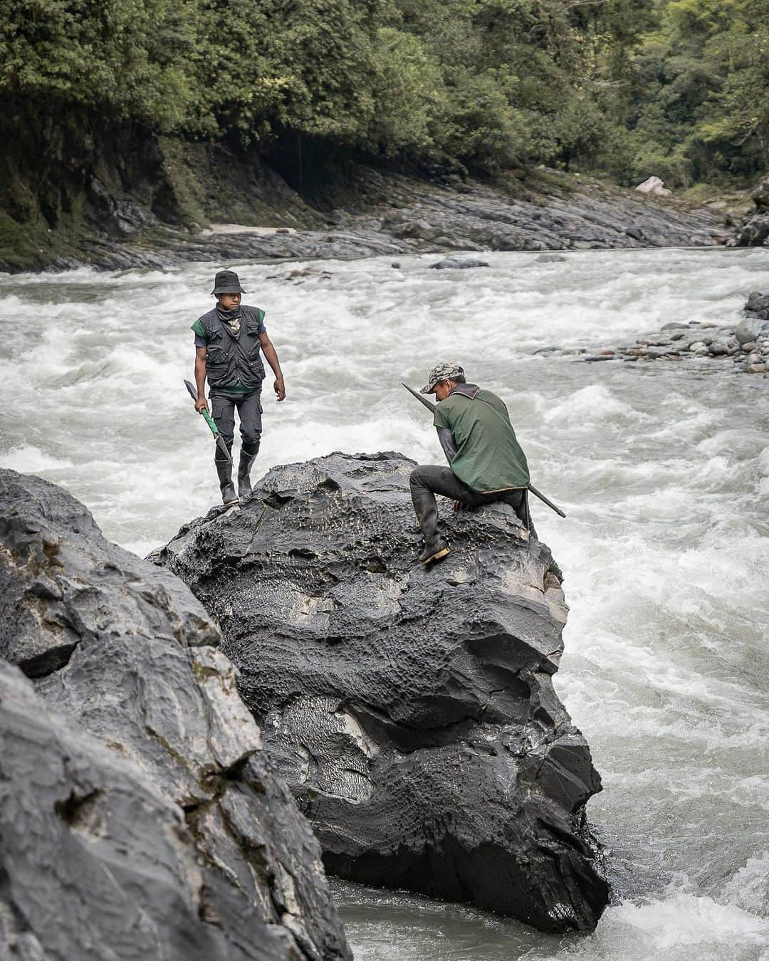 アレックス・オノルドさんのインスタグラム写真 - (アレックス・オノルドInstagram)「Just released! The new short film “Our Children’s River” on the Indigenous defenders of Sinangoe is now available to watch on Bloomberg today.  Ever wondered how Indigenous guards protect our world’s largest rainforest and our climate? “Our Children’s River” takes us on a patrol with the guard of the Sinangoe community in Ecuador to see and hear first-hand what it takes to fight against Amazon destruction amid intensifying extractive threats and the climate crisis.   Watch & share this documentary. As world leaders convene during #NYClimateWeek, Indigenous voices & solutions need to be at the forefront!   https://www.bloomberg.com/news/articles/2023-09-21/solar-powered-surveillance-technologies-help-protect-the-amazon . . . Presented by the @honnoldfoundation, in partnership with @alianzaceibo and @amazonfrontlines Starring: @nixon_ande_narvaez_ and La Guardia of Sinangoe Directed by @Domgill1980 & @encompassfilms Cinematography: @domgill1980 & @spinzonsilva Produced by @peterrwalle & @ktrujill EP: @emilyaruna & @nadiagill  #ClimateAction #AmplifyIndigenousVoices」9月21日 21時44分 - alexhonnold