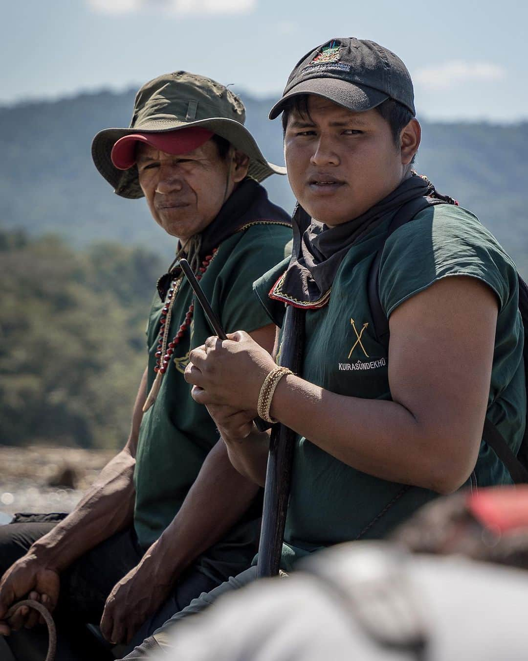 アレックス・オノルドさんのインスタグラム写真 - (アレックス・オノルドInstagram)「Just released! The new short film “Our Children’s River” on the Indigenous defenders of Sinangoe is now available to watch on Bloomberg today.  Ever wondered how Indigenous guards protect our world’s largest rainforest and our climate? “Our Children’s River” takes us on a patrol with the guard of the Sinangoe community in Ecuador to see and hear first-hand what it takes to fight against Amazon destruction amid intensifying extractive threats and the climate crisis.   Watch & share this documentary. As world leaders convene during #NYClimateWeek, Indigenous voices & solutions need to be at the forefront!   https://www.bloomberg.com/news/articles/2023-09-21/solar-powered-surveillance-technologies-help-protect-the-amazon . . . Presented by the @honnoldfoundation, in partnership with @alianzaceibo and @amazonfrontlines Starring: @nixon_ande_narvaez_ and La Guardia of Sinangoe Directed by @Domgill1980 & @encompassfilms Cinematography: @domgill1980 & @spinzonsilva Produced by @peterrwalle & @ktrujill EP: @emilyaruna & @nadiagill  #ClimateAction #AmplifyIndigenousVoices」9月21日 21時44分 - alexhonnold