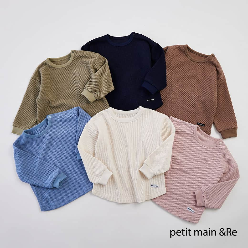 petit mainさんのインスタグラム写真 - (petit mainInstagram)「. 　 ▶︎ New Item　 　 プティマインから新しくユニセックスで着用できてリーズナブルな通園・通学にぴったりの&Reシリーズが登場！ 　 使いやすいシンプルなロンTや、動きやすいストレッチパンツや履き心地抜群のフライスパンツが揃ってます。普段着はもちろん、通園・通学にも使えるアウターも展開してますので、ぜひチェックしてみてくださいね〜。 　 　 　 　　 【&Re/撥水加工】 キルト薄中綿ジャケット 商品番号：9533391 価格：¥2,530( 税込) 　 【&Re/撥水加工】 ウィンドブレーカー 商品番号：9533390 価格：¥2,530( 税込) 　 【&Re】 厚天竺ボーダー 商品番号：9533292 価格：¥990( 税込) 　 【&Re】 ワッフルロンT 商品番号：9533291 価格：¥990( 税込) 　 【&Re】 厚天竺ポケットT 商品番号：9533290 価格：¥990( 税込) 　 【&Re】 ストレッチストレートパンツ 商品番号：9533190 価格：¥1,650( 税込) 　 【&Re】 ストレートフライスパンツ 商品番号：9533191 価格：¥1,650( 税込) 　 ※ショップ先行発売中・オンラインは入荷次第発売予定/一部商品先行発売中  他参考商品 　 girl：身長98㎝ / 着用100㎝ boy：身長101㎝ / 着用100㎝ 　 　 　 　 〈ご注意〉 ※写真はサンプルで撮影しています。色・デザインが多少が異なる場合がございます。 ※入荷、在庫状況は店舗によって異なる場合がございます。ご利用の店舗までご確認ください。 ※ナルミヤオンラインでは入荷次第順次発売となります。入荷、在庫状況について詳しくはナルミヤオンラインまでご確認ください。 @narumiyaonline_official 　 #petitmain #プティマイン #プティキッズ #プティの新作 #ナルミヤオンライン #narumiyaonline #女の子ベビー #男の子ベビー #むすめふく #むすこーで #女の子コーデ #女の子ママ #男の子コーデ #男の子ママ #おうち時間 #子供のいる暮らし #赤ちゃんのいる暮らし #こどもと暮らす #子育てグラム #instafashion #kidscode #キッズコーデ #キッズファッション #キッズモデル #子供服 #子供服通販 #幼稚園準備 #リンクコーデ #お揃いコーデ」9月21日 21時36分 - petitmain_official