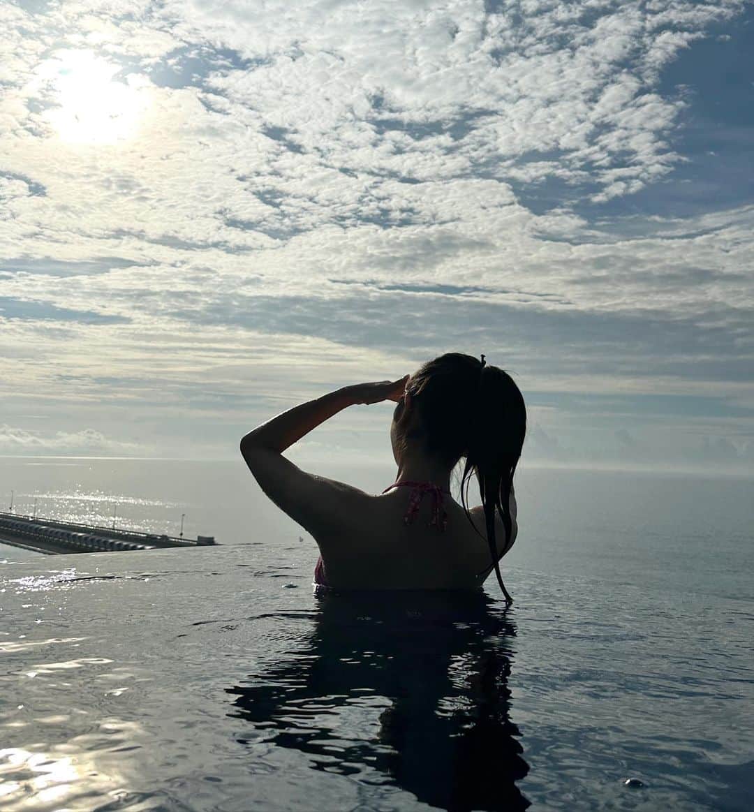 岡本麻佑のインスタグラム：「. 早起き頑張って朝から🧖🏽‍♀️🧖🏽‍♀️ プール入ってちょびっとサウナ入って朝風呂入って🤤 朝日も見れたし富士山も見れて最高の景色が見れて幸せだた🌞🗻🩵眠気も吹っ飛ぶ絶景にパワー貰いました🥹✨」