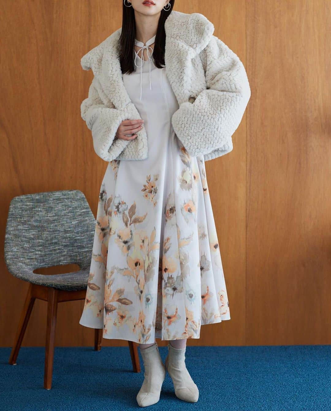 Andemiu(アンデミュウ) さんのインスタグラム写真 - (Andemiu(アンデミュウ) Instagram)「09.21(thu) PREORDER  美しい花柄に心惹かれるワンピース。 裾にポイントを置き、羽織りやコートシーズンにも映える一枚にこだわりました。 視線を上げる高めのウエスト位置で、自然なフィット＆フレアが実現。 着るだけで華やぐ特別感のある一枚です。 アクセサリー代わりになるネックのチョーカーデザインもポイント！  . 【先行予約】ボカシフラワースタンドワンピース ¥13,200(tax in)#983961  . #andemiu #アンデミュウ #フェミニン #大人フェミニン #大人コーデ #大人女子コーデ #上品コーデ #大人カジュアル #カジュアルミックスコーデ #綺麗目カジュアル #ワンピース #ワンピ #フラワー #花柄 #ワンピースコーデ #ワンピコーデ #秋コーデ #新作」9月21日 21時37分 - andemiu_official