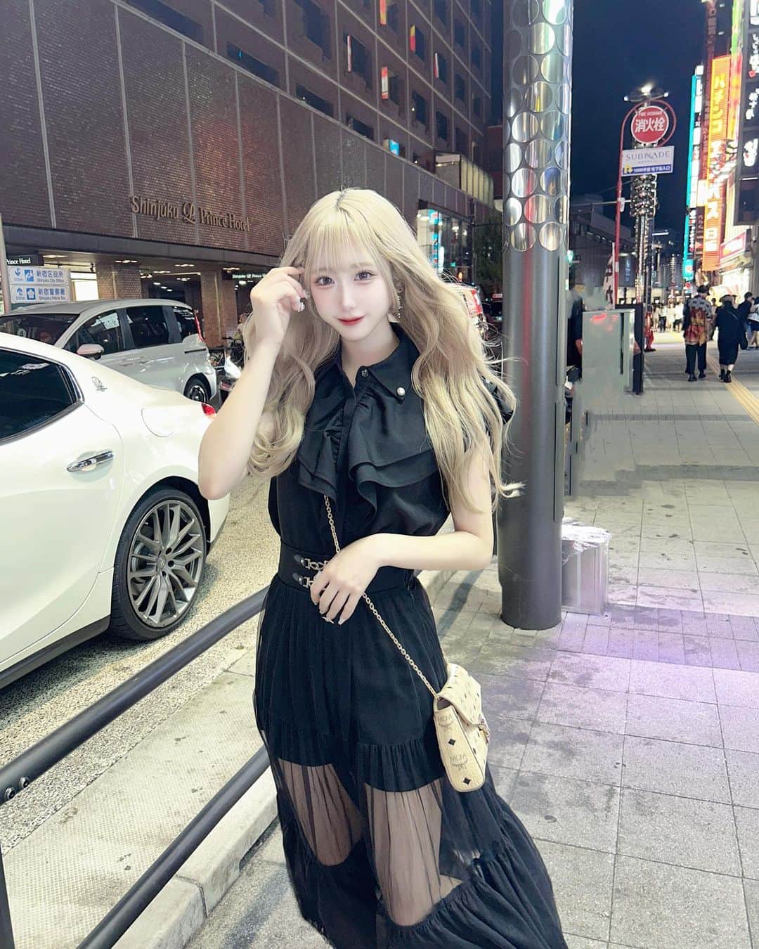 椎名栞のインスタグラム：「最近夜涼しくてうれしー、ˆ⠒̫ˆ◝੭⸒⸒ . . . . . #darich  #black  #新宿グルメ  #新宿カフェ  #新宿ランチ  #ルミネ新宿  #アイドル  #地下アイドル  #ハイトーンカラー  #ハイトーン  #ootd」