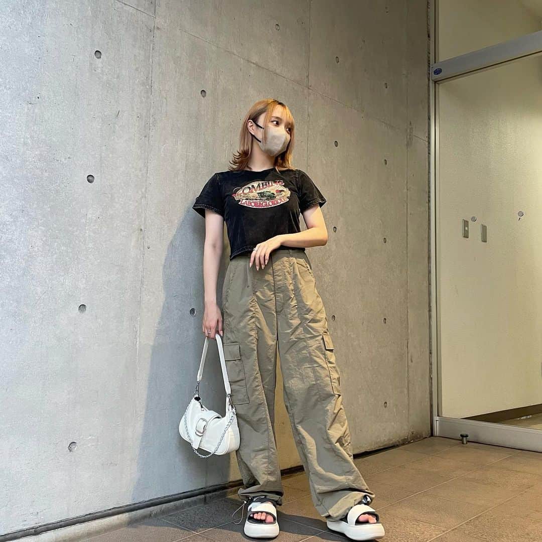 加藤愛永のインスタグラム：「夏に仕入れてた秋にもたくさん使えそうな @grl_official のカーゴパンツ❕ カーキやっぱり可愛いね〜🥗  #グレイル #grl #grl購入品 #code  #骨格ナチュラル #低身長コーデ #ハイトーンカラー」