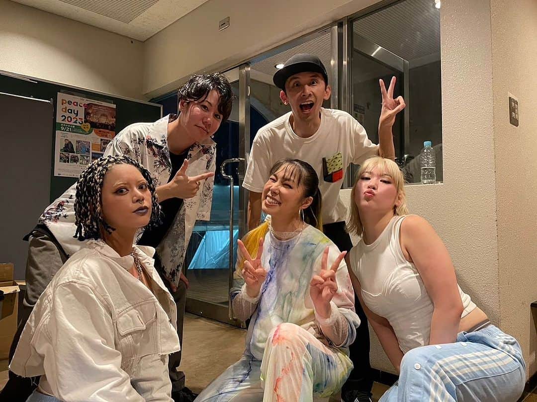 AIのインスタグラム：「Peace to the world!!!!!!!  今日はPeace day に来てくれた皆んなと配信も見てくれた皆んなのパワーで奇跡の雨も止んでピースを願う皆んなの声も感動でした。本当にありがとうございました。  また会おうね✌️🫶✌️  @peaceday_jp  @lasting_peace_project  @take_action_for_peace   @thingsthatmatter.jp   #peaceday」