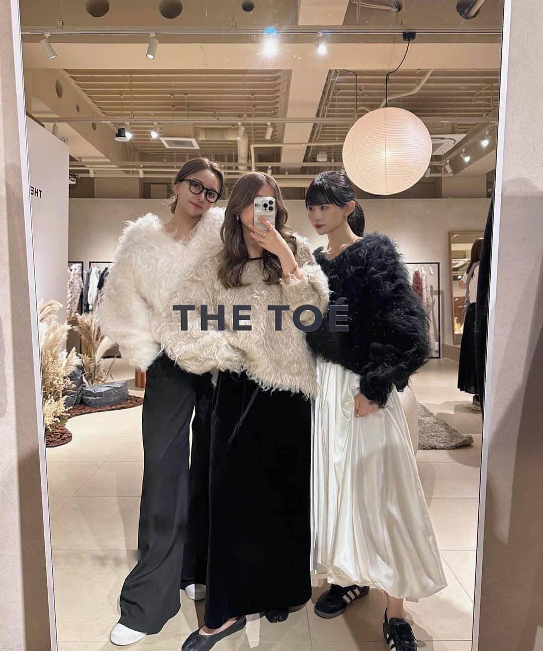 のインスタグラム：「THE TOÉ debut collection 2023 in Tokyo ご来場いただいた皆様、本当にありがとうございました！  直接商品を手にとっていただけたり、皆様とお話しできたり本当にかけがえのない時間を過ごすことができました…🥲✨ そして無事やり切ることが出来てホッとしている…🫠  6月にパリにいたときから日本のチームと打ち合わせを重ね、内装や施工、会場選びなど、こだわりの展示空間にできたのではないかと思います。✨ 特注で作っていただいたものばかり。撤去作業があっという間すぎて切なかった〜😂！  先週までニューヨークにいたことが信じられないほどハードなスケジュールでしたが、皆様の笑顔や、けいちゃんとなぎさが楽しかった〜！と終了直後に言ってくれた事、全てのことが報われるような思いで、本当に嬉しかった….  私はこれまで何度かpopupや展示会をしたことがあったのですが、なぎさとけいちゃんの2人は初めてのことだったので、2人には特に絶対に楽しんでほしい、という思いがあって。 自分の後悔や経験を活かしてこれまで1番良い展示会になったのではないかなと思います。 縁の下の力持ちとしてこれからも2人を支えていきたい〜…!💪 直接2人とお話ししていただけた方、より2人の素敵な人柄、内面から滲み出るピュアさや情熱が伝わったのではないかと思っています。♡  皆さまにオーダーしていただいたお洋服、お届けまで少しお時間いただきますが、お洋服から私たちの愛情が、想いが、伝わると嬉しいです。♡  長くなってしまいましたが、製造、運営に関わる全ての方、各ご関係者様、ご来場いただいた皆様、本当にありがとうございました✨  Next in Paris🇫🇷」
