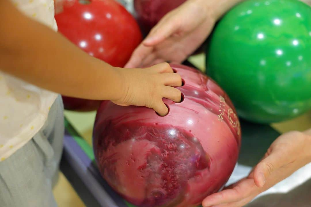 品川プリンスホテルのインスタグラム：「. スポーツの秋にぴったりなイベント第３弾 🎳ーボウリング裏側探検イベントー🕵️ 普段見ることができないボウリングレーンの裏側を本イベント限定で公開！ボウリングにまつわる知識や機械の秘密を学んだ後はボウリングのレクチャーも実施します！  ［日　時］ 2023年10月8日（日）・10月９日（月・祝） 1部11:00A.M.～12:30P.M. 2部2:00P.M.～3:30P.M.  ［場　所］ 品川プリンスホテル　ボウリングセンター  ［対象］ 小学生以上の方  ［料金］ 1組２名さま（おとな１名＋こども１名）￥3,000 追加1名さま￥1,500  #品川プリンスホテルスポーツ #ホテルでスポーツ #スポーツの秋 #品川プリンスホテルボウリングセンター #ボウリング #ホテルでボウリング#品プリ #品川プリンス #品川プリンスホテル #プリンスホテル #東京 #品川 #品川駅 #東京ホテル #shinagawa #shinagawaprince #shinagawaprincehotel」