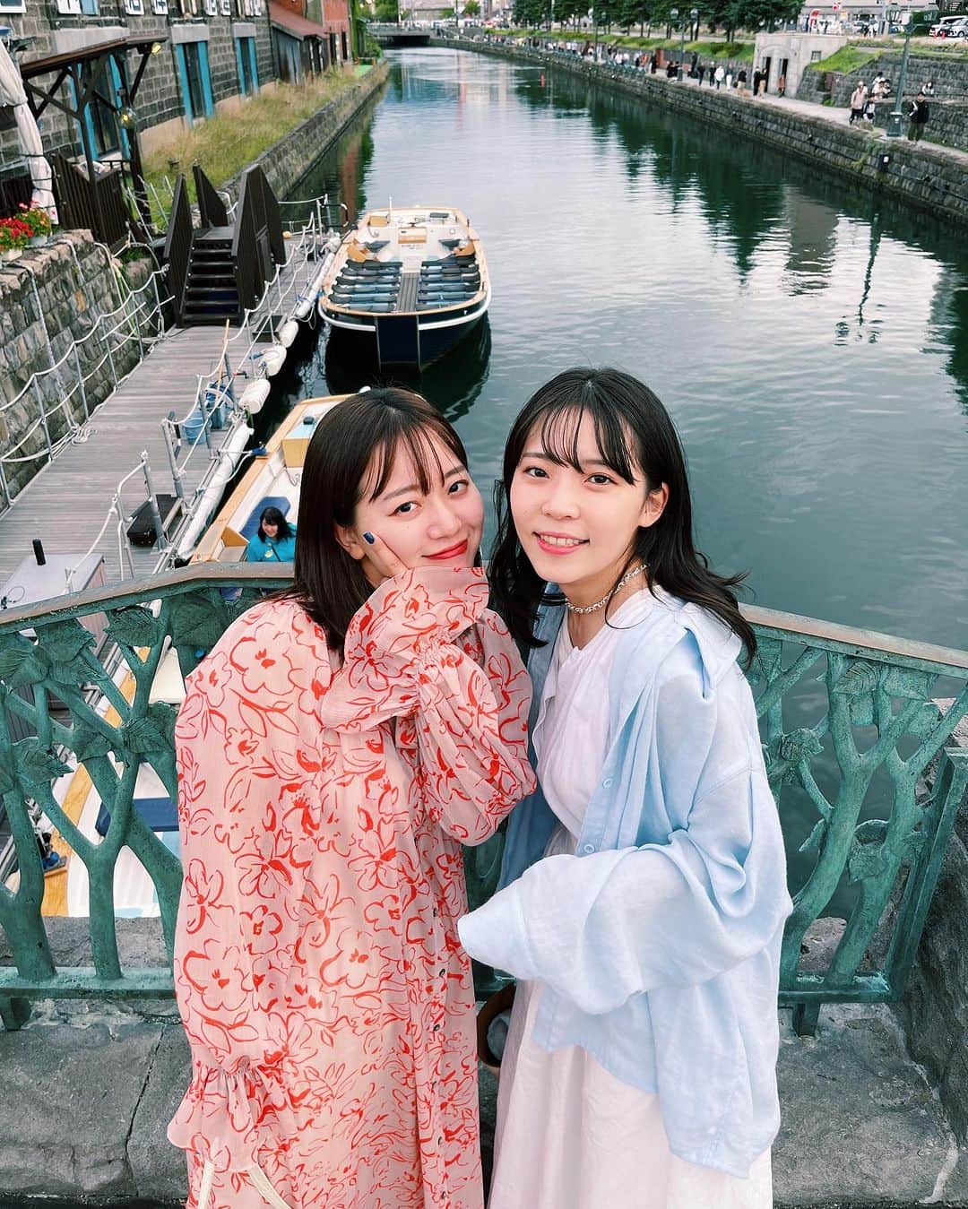 のインスタグラム：「今日もみんなお疲れ様！！！！ どんな1日だった？？  おたる🌉  小樽運河綺麗だったなぁ〜ー いい場所すぎて、時間足りなかったし見足りなかった🤗  海外に来ているような雰囲気と Autumn Fesもやってて、最高でした〜ーーー🍻  #路上Live #路上スナップ  #路上シンガー #路上singer #映画主題歌 #歌 #歌カバー #歌カバー動画 #歌ってみた #歌好きな人と繋がりたい  #シンガー #シンガーソングライター #シンガーソングライターと繋がりたい  #イヤフォン #和佳奈 #アカペラ #acappella #弾き語り #弾き語り女子  #弾き語り動画  #弾き語りさんと繋がりたい #小樽 #小樽運河 #北海道 #北海道旅行」