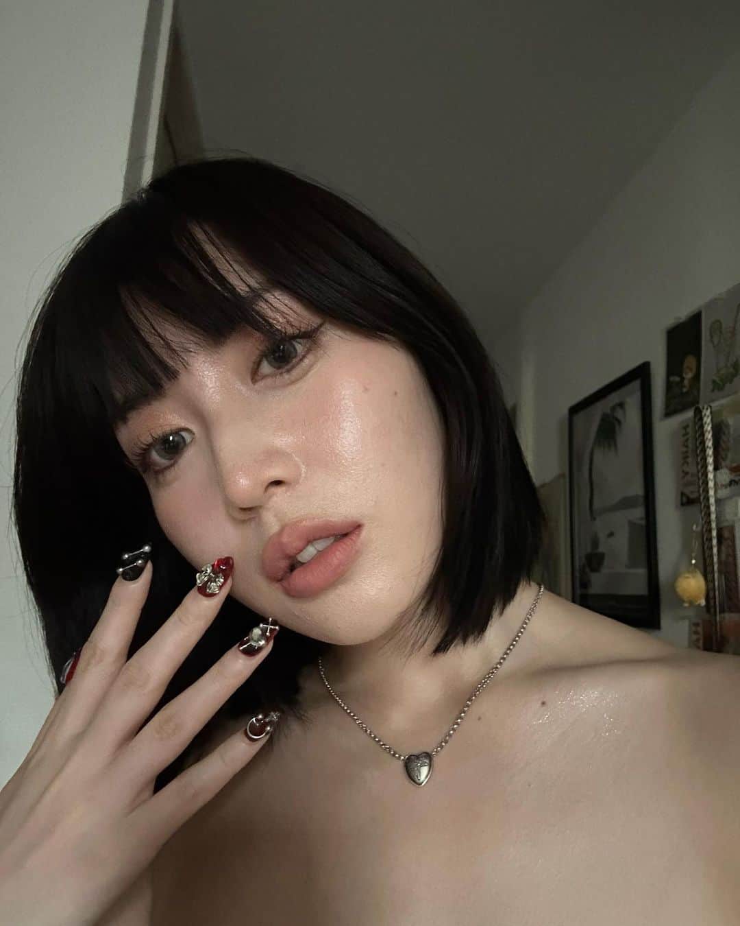 柚月瀬那のインスタグラム：「new nails by @xx4xxvv @kota.lovlnail 🖤😈⛏️⛓️❤️‍🩹 サタン召集〜ってイメージなネイルでした❤️‍🔥 いつも天才こた氏ありがとう💖 #こたにお任せッネイル　#nails」