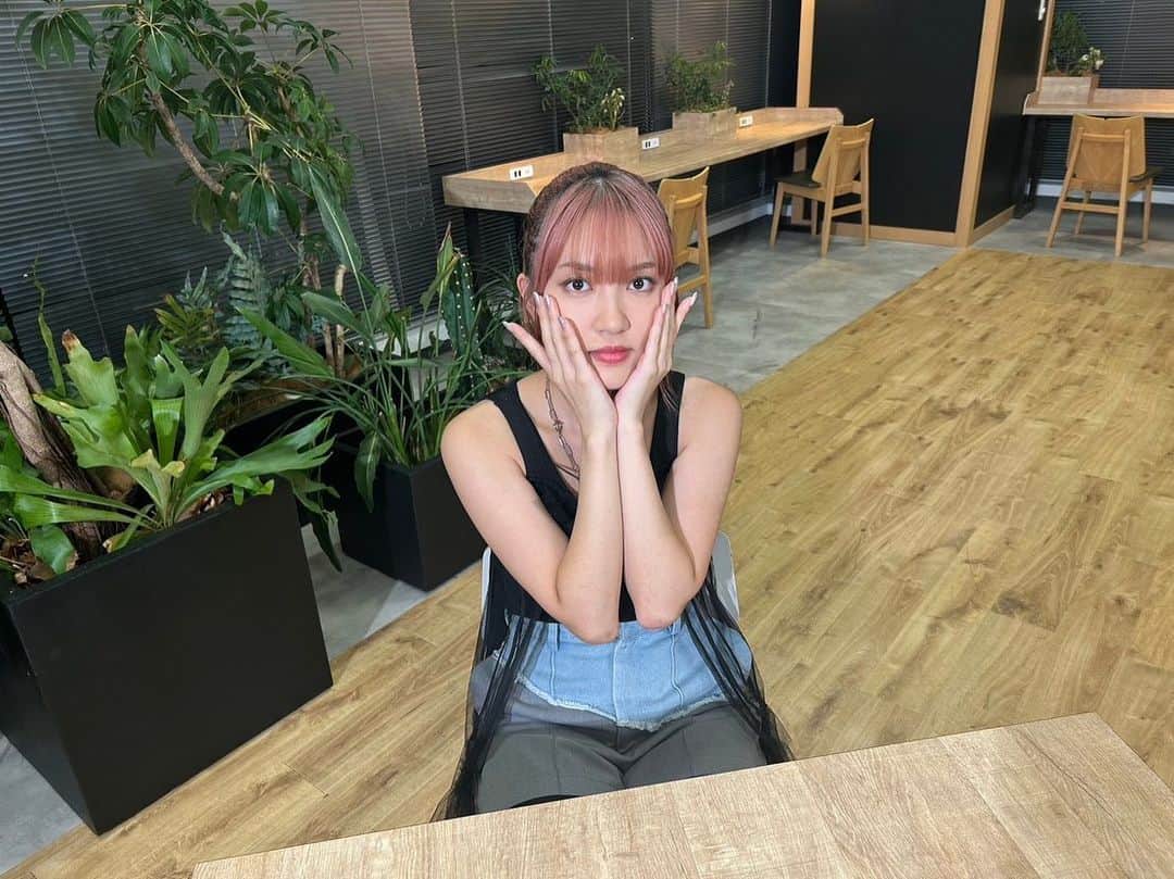 JUNNAのインスタグラム：「7th Single "眠らされたリネージュ" リリース記念生配信特番、ありがとうございました👏🏻  夏らしくノースリーブな衣装でした🫶🏻  10月25日、リリースです💿 よろしくねっ✌🏻✌🏻✌🏻  Thank you for watching the livestream on YouTube🙏🏻  My 7th Single "Nemurasareta Lineage" will be release on October 25th.   Please check it💿」