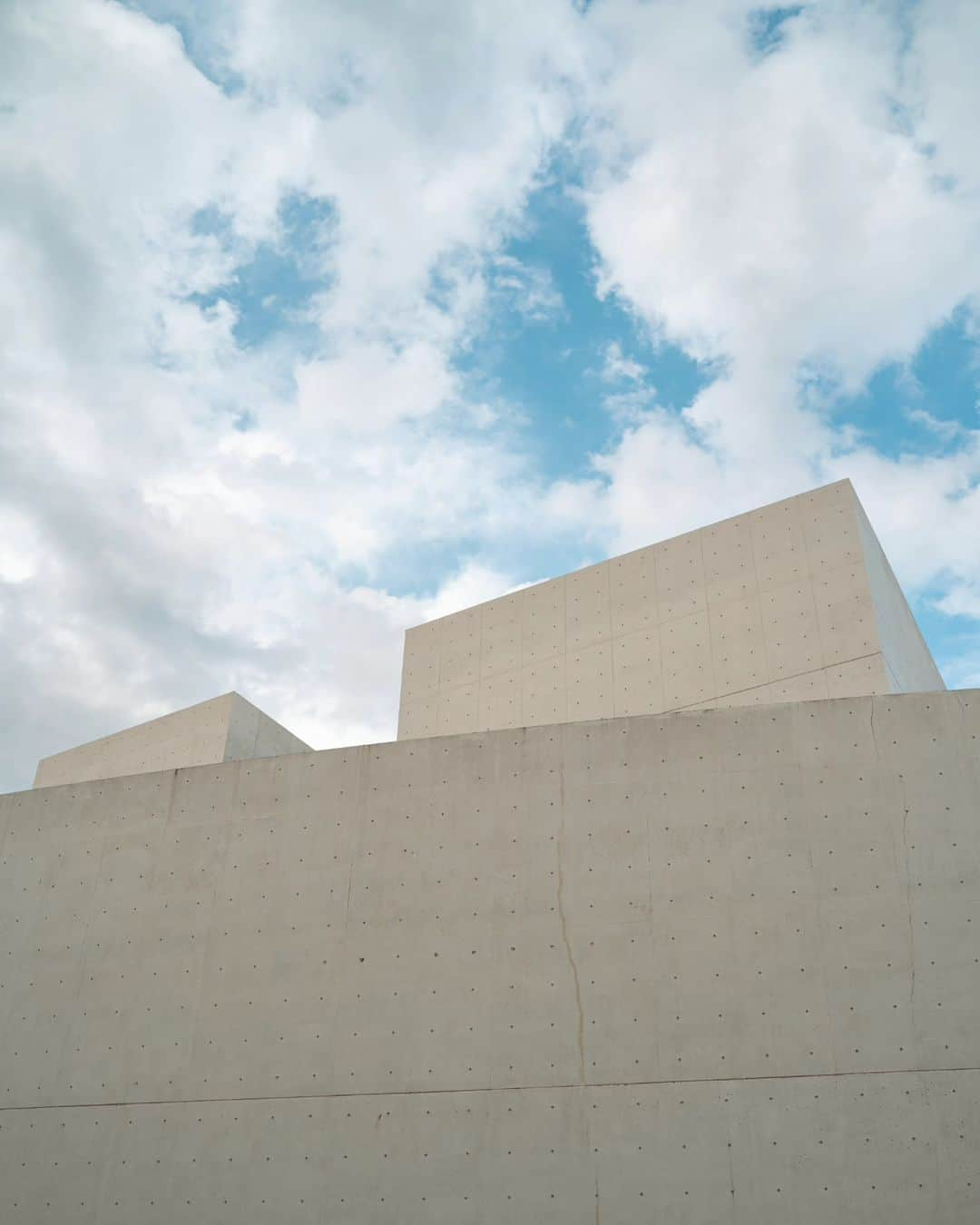 Joshさんのインスタグラム写真 - (JoshInstagram)「// a postcard. Shoji Ueda's photography museum is a beautiful location I hope people will go to if they ever find themselves in Tottori! They have some wonderful photos of his work on the dunes and daily life in the prefecture! . . It's located at the base of Mt. Daisen and is only a 40 minute drive from Matsue, Shimane or 1 hour from Tottori City. @shoji_ueda_museumofphotography . . #japan #japanlandscape #japaneseculture #japanarchitecture #japantravel #jpn_photo #jp_gallery #architecture_hunter #daisen #mtdaisen #mountainscape #日本 #植田正治写真美術館」9月21日 21時51分 - joshtaylorjp