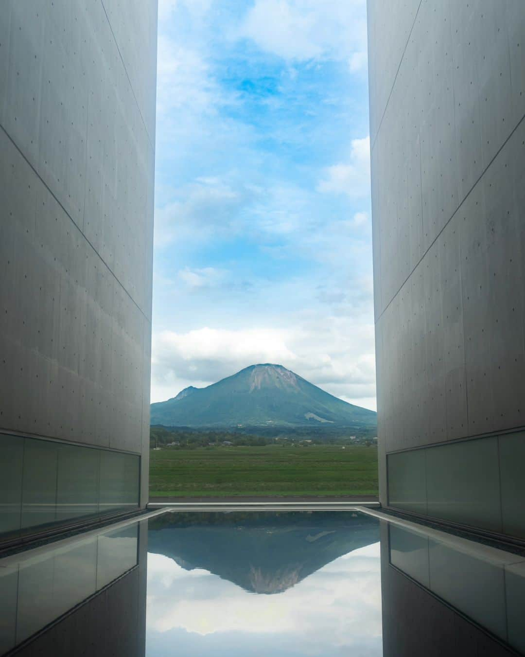 Joshさんのインスタグラム写真 - (JoshInstagram)「// a postcard. Shoji Ueda's photography museum is a beautiful location I hope people will go to if they ever find themselves in Tottori! They have some wonderful photos of his work on the dunes and daily life in the prefecture! . . It's located at the base of Mt. Daisen and is only a 40 minute drive from Matsue, Shimane or 1 hour from Tottori City. @shoji_ueda_museumofphotography . . #japan #japanlandscape #japaneseculture #japanarchitecture #japantravel #jpn_photo #jp_gallery #architecture_hunter #daisen #mtdaisen #mountainscape #日本 #植田正治写真美術館」9月21日 21時51分 - joshtaylorjp