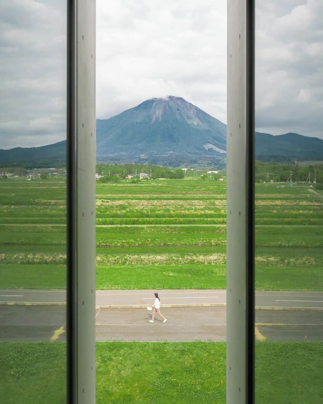 Joshさんのインスタグラム写真 - (JoshInstagram)「// a postcard. Shoji Ueda's photography museum is a beautiful location I hope people will go to if they ever find themselves in Tottori! They have some wonderful photos of his work on the dunes and daily life in the prefecture! . . It's located at the base of Mt. Daisen and is only a 40 minute drive from Matsue, Shimane or 1 hour from Tottori City. @shoji_ueda_museumofphotography . . #japan #japanlandscape #japaneseculture #japanarchitecture #japantravel #jpn_photo #jp_gallery #architecture_hunter #daisen #mtdaisen #mountainscape #日本 #植田正治写真美術館」9月21日 21時51分 - joshtaylorjp