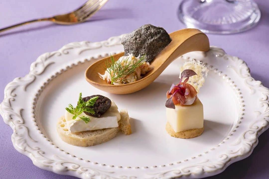 ヒルトン東京ベイ Hilton Tokyo Bayさんのインスタグラム写真 - (ヒルトン東京ベイ Hilton Tokyo BayInstagram)「イチジク、シャインマスカット、洋梨…どのフルーツがお好きですか？秋の味覚を堪能するオータムアフタヌーンティー🍐ご予約受付中です❕  デザートは全8種類💜たっぷりの巨峰とシャインマスカットをさっぱりしたフロマージュブランと合わせたグラスデザートや、イチジクをトップに飾った、繊細なデザインのイチジクムース、栗とチョコレートを合わせた濃厚で滑らかな舌触りのテリーヌなど旬のフルーツを堪能いただけるメニューをご用意しました🍇🌰  セイボリーには、帆立のチップを添えたズワイガニのサラダや、生ハムとパルメザンチーズの塩味がアクセントの洋梨のパンナコッタ、黒トリュフをふんだんに混ぜ込んだクロケットなど、全6種類が登場します✨  一品一品の甘みや塩味、酸味などが綿密に計算された、シェフこだわりのお料理をお楽しみください🍽  店内で楽しめるフリーフローの紅茶は、スリランカ（セイロン）で誕生した初のティーブランド「ディルマ」の茶葉10種類のセレクションからお選びいただけます🫖  営業時間内であれば時間制限がないので、全14種類のメニューをお楽しみいただきながら、フリーフローの紅茶やコーヒーとともにゆっくりとお寛ぎいただけます☕️  かぼちゃ好きの方には、オータムアフタヌーンティー限定で販売中のモクテルがおすすめ😊あらごしのかぼちゃを使用した濃厚な味わいです🍸  ご予約・詳細はプロフィールから公式HPへ📲 @hiltontokyobay  【イートイン概要】 ⚫︎会場:1階 バーラウンジ「silva（シルバ）」 ⚫︎期間: 2023年9月7日（木）～11月7日（火） ⚫︎時間:11:00〜17:00 ⚫︎料金:5,200円 ※コーヒー・「Dilmah（ディルマ）」の紅茶付(フリーフロー) ※ 税金・サービス料が含まれています ※事前予約制 ※毎日開催  【オータムアフタヌーンティー限定モクテル】 「Whisper of Autumn（秋のささやき）」 料金：850円 / グラス　 ※ 税金・サービス料が含まれています  【テイクアウト概要】 ⚫︎会場:1階 バーラウンジ「silva（シルバ）」 ⚫︎時間:11:00〜19:00 ⚫︎料金:2名様分 9,900円 ⚫︎内容: デザート8種×2セット/セイボリー6種×2セット/ティーバッグ5種×2セット ※表示料金には税金が含まれています ※お渡し日前日23:00までの事前予約制  #ヒルトン東京ベイ #ヒルトン #東京ディズニーリゾート #舞浜 #アフタヌーンティー #オータムアフタヌーンティー #アフタヌーンティー巡り #スイーツ好きな人と繋がりたい #お出かけスポット #おでかけスポット #千葉アフタヌーンティー #千葉ランチ #千葉グルメ #舞浜ランチ #秋の味覚 #食欲の秋 #ホテル #ランチ #シャインマスカット #ヌン活 #黒トリュフ #ズワイガニ #hiltontokyobay #hilton #tokyodisneyresort #maihama #afternoontea #autumn #dilmah」9月21日 21時51分 - hiltontokyobay