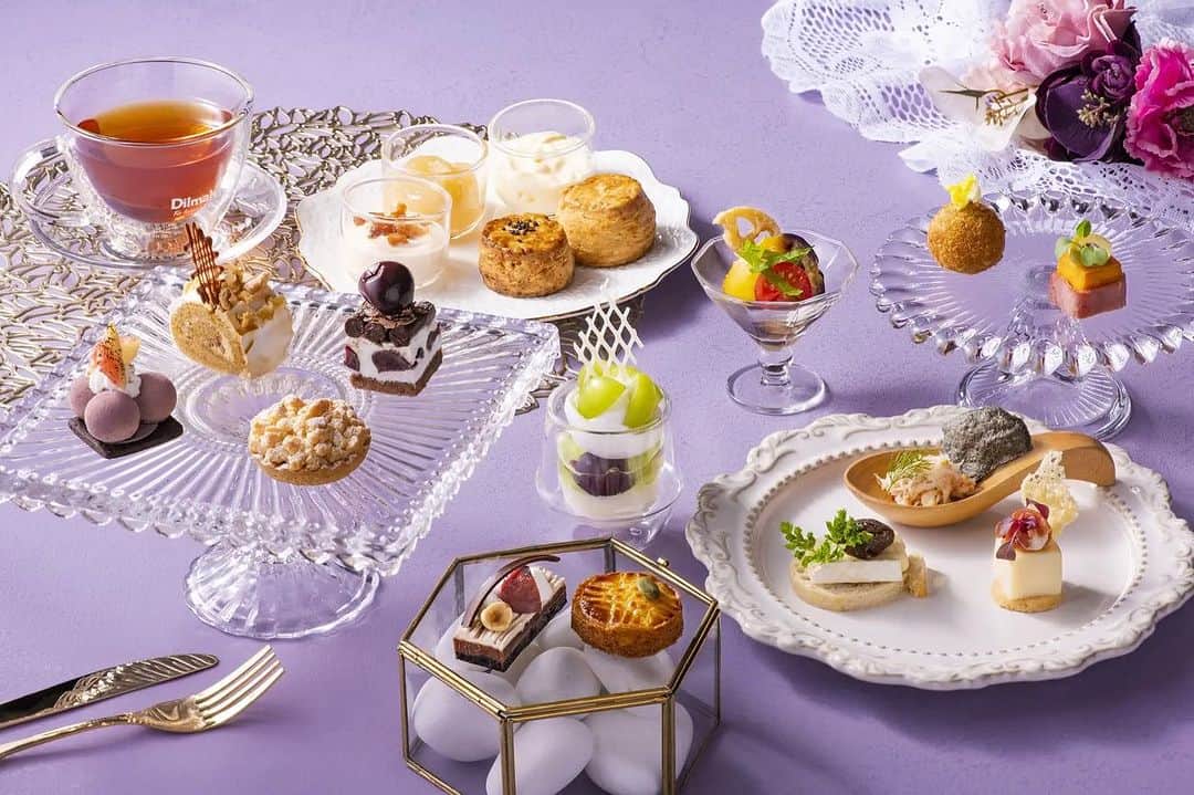 ヒルトン東京ベイ Hilton Tokyo Bayさんのインスタグラム写真 - (ヒルトン東京ベイ Hilton Tokyo BayInstagram)「イチジク、シャインマスカット、洋梨…どのフルーツがお好きですか？秋の味覚を堪能するオータムアフタヌーンティー🍐ご予約受付中です❕  デザートは全8種類💜たっぷりの巨峰とシャインマスカットをさっぱりしたフロマージュブランと合わせたグラスデザートや、イチジクをトップに飾った、繊細なデザインのイチジクムース、栗とチョコレートを合わせた濃厚で滑らかな舌触りのテリーヌなど旬のフルーツを堪能いただけるメニューをご用意しました🍇🌰  セイボリーには、帆立のチップを添えたズワイガニのサラダや、生ハムとパルメザンチーズの塩味がアクセントの洋梨のパンナコッタ、黒トリュフをふんだんに混ぜ込んだクロケットなど、全6種類が登場します✨  一品一品の甘みや塩味、酸味などが綿密に計算された、シェフこだわりのお料理をお楽しみください🍽  店内で楽しめるフリーフローの紅茶は、スリランカ（セイロン）で誕生した初のティーブランド「ディルマ」の茶葉10種類のセレクションからお選びいただけます🫖  営業時間内であれば時間制限がないので、全14種類のメニューをお楽しみいただきながら、フリーフローの紅茶やコーヒーとともにゆっくりとお寛ぎいただけます☕️  かぼちゃ好きの方には、オータムアフタヌーンティー限定で販売中のモクテルがおすすめ😊あらごしのかぼちゃを使用した濃厚な味わいです🍸  ご予約・詳細はプロフィールから公式HPへ📲 @hiltontokyobay  【イートイン概要】 ⚫︎会場:1階 バーラウンジ「silva（シルバ）」 ⚫︎期間: 2023年9月7日（木）～11月7日（火） ⚫︎時間:11:00〜17:00 ⚫︎料金:5,200円 ※コーヒー・「Dilmah（ディルマ）」の紅茶付(フリーフロー) ※ 税金・サービス料が含まれています ※事前予約制 ※毎日開催  【オータムアフタヌーンティー限定モクテル】 「Whisper of Autumn（秋のささやき）」 料金：850円 / グラス　 ※ 税金・サービス料が含まれています  【テイクアウト概要】 ⚫︎会場:1階 バーラウンジ「silva（シルバ）」 ⚫︎時間:11:00〜19:00 ⚫︎料金:2名様分 9,900円 ⚫︎内容: デザート8種×2セット/セイボリー6種×2セット/ティーバッグ5種×2セット ※表示料金には税金が含まれています ※お渡し日前日23:00までの事前予約制  #ヒルトン東京ベイ #ヒルトン #東京ディズニーリゾート #舞浜 #アフタヌーンティー #オータムアフタヌーンティー #アフタヌーンティー巡り #スイーツ好きな人と繋がりたい #お出かけスポット #おでかけスポット #千葉アフタヌーンティー #千葉ランチ #千葉グルメ #舞浜ランチ #秋の味覚 #食欲の秋 #ホテル #ランチ #シャインマスカット #ヌン活 #黒トリュフ #ズワイガニ #hiltontokyobay #hilton #tokyodisneyresort #maihama #afternoontea #autumn #dilmah」9月21日 21時51分 - hiltontokyobay