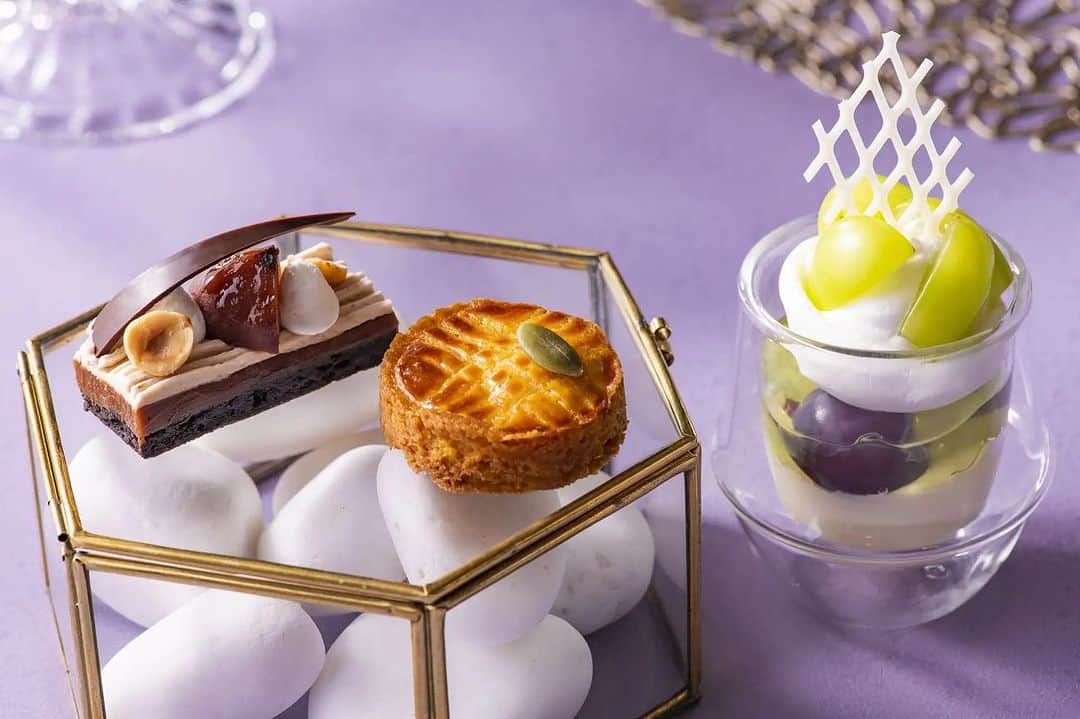 ヒルトン東京ベイ Hilton Tokyo Bayさんのインスタグラム写真 - (ヒルトン東京ベイ Hilton Tokyo BayInstagram)「イチジク、シャインマスカット、洋梨…どのフルーツがお好きですか？秋の味覚を堪能するオータムアフタヌーンティー🍐ご予約受付中です❕  デザートは全8種類💜たっぷりの巨峰とシャインマスカットをさっぱりしたフロマージュブランと合わせたグラスデザートや、イチジクをトップに飾った、繊細なデザインのイチジクムース、栗とチョコレートを合わせた濃厚で滑らかな舌触りのテリーヌなど旬のフルーツを堪能いただけるメニューをご用意しました🍇🌰  セイボリーには、帆立のチップを添えたズワイガニのサラダや、生ハムとパルメザンチーズの塩味がアクセントの洋梨のパンナコッタ、黒トリュフをふんだんに混ぜ込んだクロケットなど、全6種類が登場します✨  一品一品の甘みや塩味、酸味などが綿密に計算された、シェフこだわりのお料理をお楽しみください🍽  店内で楽しめるフリーフローの紅茶は、スリランカ（セイロン）で誕生した初のティーブランド「ディルマ」の茶葉10種類のセレクションからお選びいただけます🫖  営業時間内であれば時間制限がないので、全14種類のメニューをお楽しみいただきながら、フリーフローの紅茶やコーヒーとともにゆっくりとお寛ぎいただけます☕️  かぼちゃ好きの方には、オータムアフタヌーンティー限定で販売中のモクテルがおすすめ😊あらごしのかぼちゃを使用した濃厚な味わいです🍸  ご予約・詳細はプロフィールから公式HPへ📲 @hiltontokyobay  【イートイン概要】 ⚫︎会場:1階 バーラウンジ「silva（シルバ）」 ⚫︎期間: 2023年9月7日（木）～11月7日（火） ⚫︎時間:11:00〜17:00 ⚫︎料金:5,200円 ※コーヒー・「Dilmah（ディルマ）」の紅茶付(フリーフロー) ※ 税金・サービス料が含まれています ※事前予約制 ※毎日開催  【オータムアフタヌーンティー限定モクテル】 「Whisper of Autumn（秋のささやき）」 料金：850円 / グラス　 ※ 税金・サービス料が含まれています  【テイクアウト概要】 ⚫︎会場:1階 バーラウンジ「silva（シルバ）」 ⚫︎時間:11:00〜19:00 ⚫︎料金:2名様分 9,900円 ⚫︎内容: デザート8種×2セット/セイボリー6種×2セット/ティーバッグ5種×2セット ※表示料金には税金が含まれています ※お渡し日前日23:00までの事前予約制  #ヒルトン東京ベイ #ヒルトン #東京ディズニーリゾート #舞浜 #アフタヌーンティー #オータムアフタヌーンティー #アフタヌーンティー巡り #スイーツ好きな人と繋がりたい #お出かけスポット #おでかけスポット #千葉アフタヌーンティー #千葉ランチ #千葉グルメ #舞浜ランチ #秋の味覚 #食欲の秋 #ホテル #ランチ #シャインマスカット #ヌン活 #黒トリュフ #ズワイガニ #hiltontokyobay #hilton #tokyodisneyresort #maihama #afternoontea #autumn #dilmah」9月21日 21時51分 - hiltontokyobay