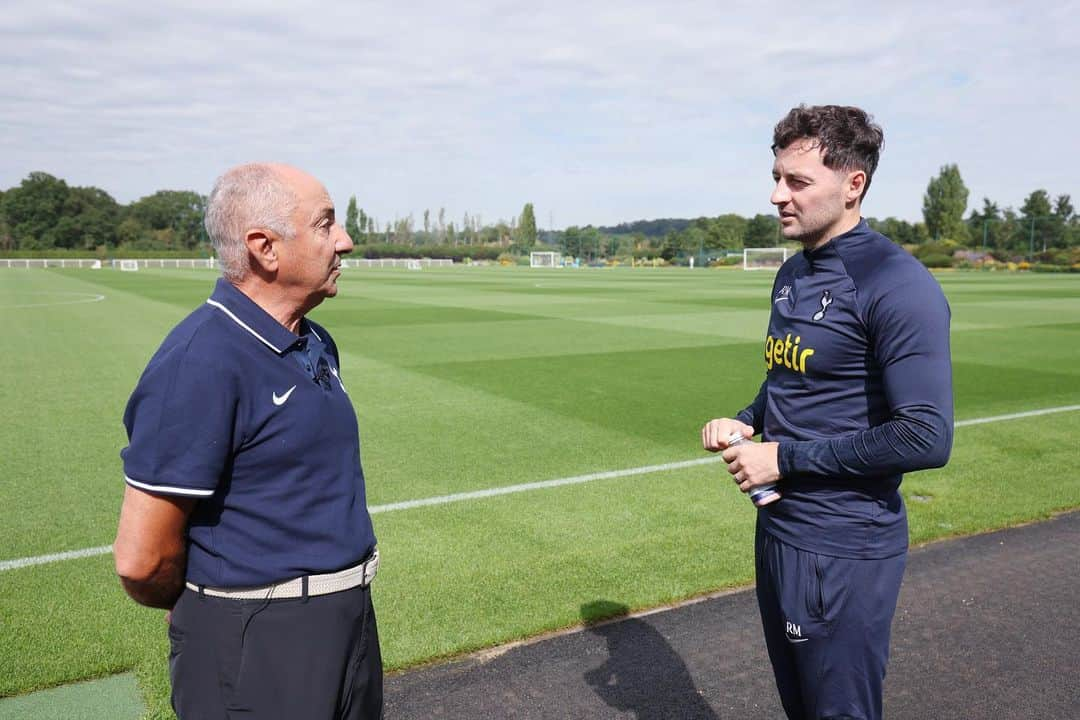 ライアン・メイソンさんのインスタグラム写真 - (ライアン・メイソンInstagram)「Talking football with Ozzie. Legend 💙」9月21日 21時51分 - ryan8mason