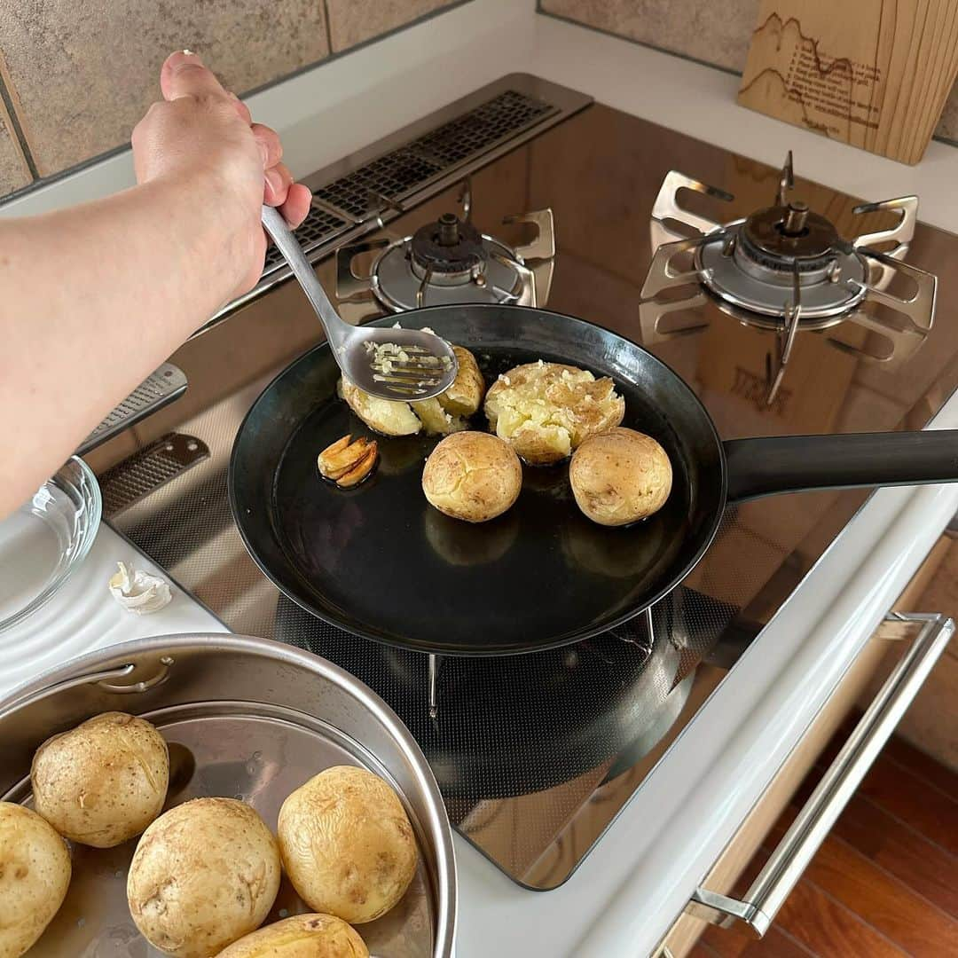 Tesshiさんのインスタグラム写真 - (TesshiInstagram)「にんにくスマッシュドポテト Garlic smashed potatoes #yummy #homemade #healthy #potato #smashedpotatoes #parmigiano #crispy #おいしい #じゃがいも #ポテト #スマッシュドポテト #パルミジャーノ 皮が #パリパリ #マカロニメイト #フーディーテーブル #手作り  じゃがいも(蒸すか茹でるか電子レンジ) 好きな油、にんにく、パルミジャーノ・レッジャーノ、塩胡椒など Potatoes(boil or steam or microwave) Oil, garlic, Parmigiano Reggiano, salt and pepper…」9月21日 22時01分 - tmytsm