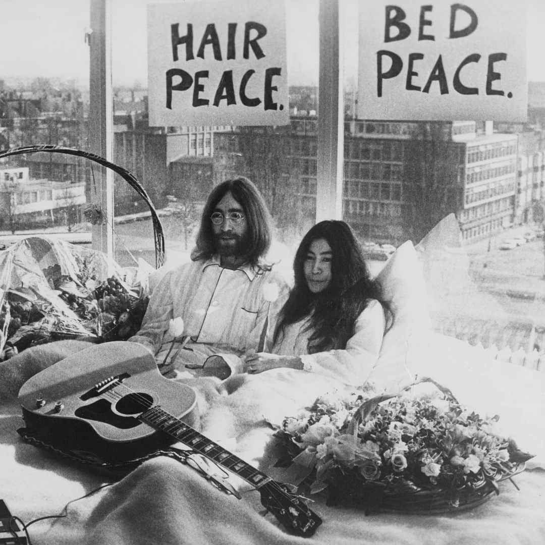 ELLE Germanyのインスタグラム：「Für mehr Frieden auf der Welt haben die Vereinten Nationen den Weltfriedenstag ins Leben gerufen – er wird jährlich am 21. September gefeiert. 🤍  Credit: Getty Images #frieden #peace #johnlennon #jokoono」