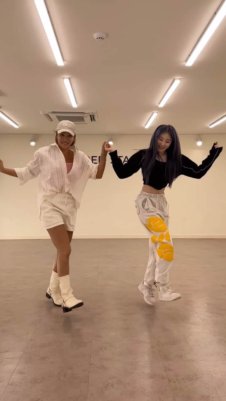 ペ・ユンジョンのインスタグラム：「채연이 신곡 마니사랑해주세요👍 노래 넘 신나‼️‼️ 아줌마 너무신났네🫢 . . . #이채연#배윤정」