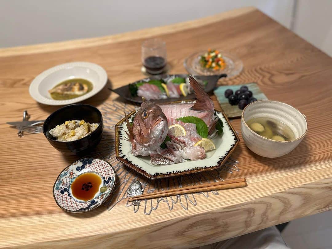 山縣亮太のインスタグラム：「【めで鯛】 我家に国産杉のこだわりのテーブルがやってきました。  柔らかい雰囲気の塗装、天然杉の自然なカーブ、いかにも杉らしい風合がお気に入り。素材は米沢の銘木店まで足を運んで自ら選び、加工と組立は岩手の知り合いの木工店にお願いをしました。ありがとうございました。  届いた日は気合い入れてめで鯛ご飯でお祝い。(最近ストーリーに載せたやつではないです。)テーブルがきて生活によりハリがでたな。このテーブルに合う日々を送らなければ。一生物として長く大事に使おうと思います。」
