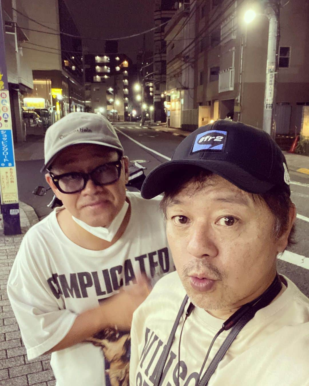 松谷賢示のインスタグラム：「久しぶりに大輔さんと一緒。つのる話はありますが、取り敢えず出禁になったお話をさしてもらいましたw . #宮川大輔 さん #兄さん #久しぶり #銭湯 #閉まってた #近況報告 #チャリ #ケンBOY #水玉れっぷう隊ケン」