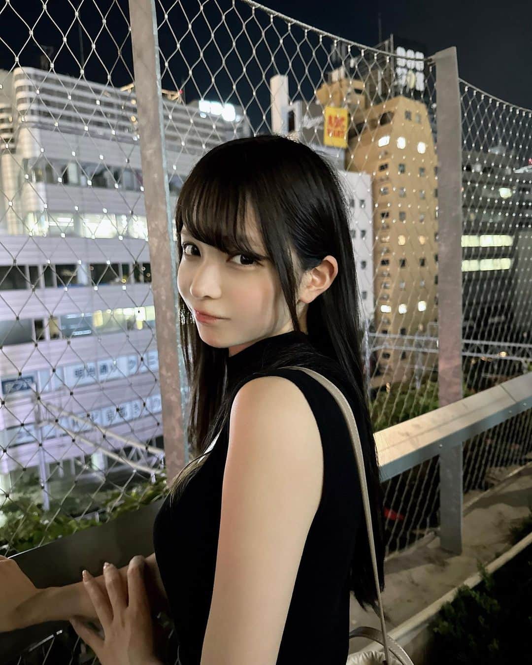 のインスタグラム：「. ききと夜のデート感？♡  #アイドル #地下アイドル #タートルネック #ストレートヘア #noela #grl #grlコーデ」