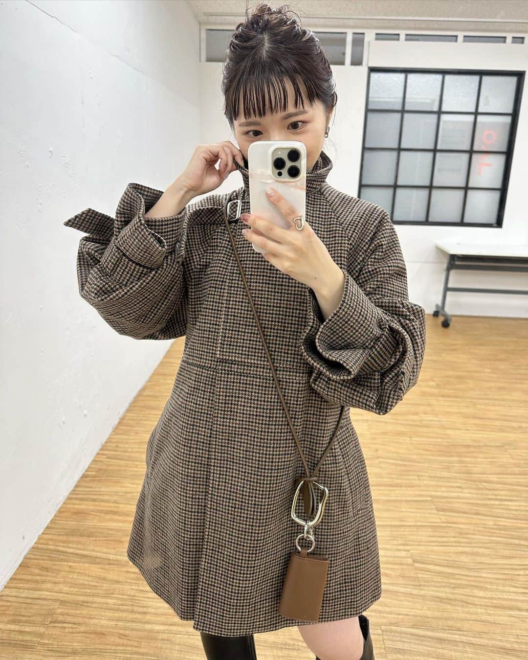 miho uesugiのインスタグラム：「新しいアウターが、明日から予約開始になります⛄️ 可愛い…！！！  ㅤㅤㅤㅤㅤㅤㅤㅤㅤㅤㅤㅤㅤ 今年はミニワンピース風なミドル丈アウターが気になるなぁ💭  ㅤㅤㅤㅤㅤㅤㅤㅤㅤㅤㅤㅤㅤ  ㅤㅤㅤㅤㅤㅤㅤㅤㅤㅤㅤㅤㅤ  #Kastane#Kastane舞浜#Kastane_ootd#骨格ウェーブ#イエベ春#コーディネート#今日のコーデ#コーデ#大人カジュアル#カジュアル#ロングヘア#オン眉#ぱっつん前髪#30代ファッション#30代コーデ#カスタネ#低身長#低身長コーデ#冬#冬コーデ#アウター#コート#チェック#新作#お団子ヘア」