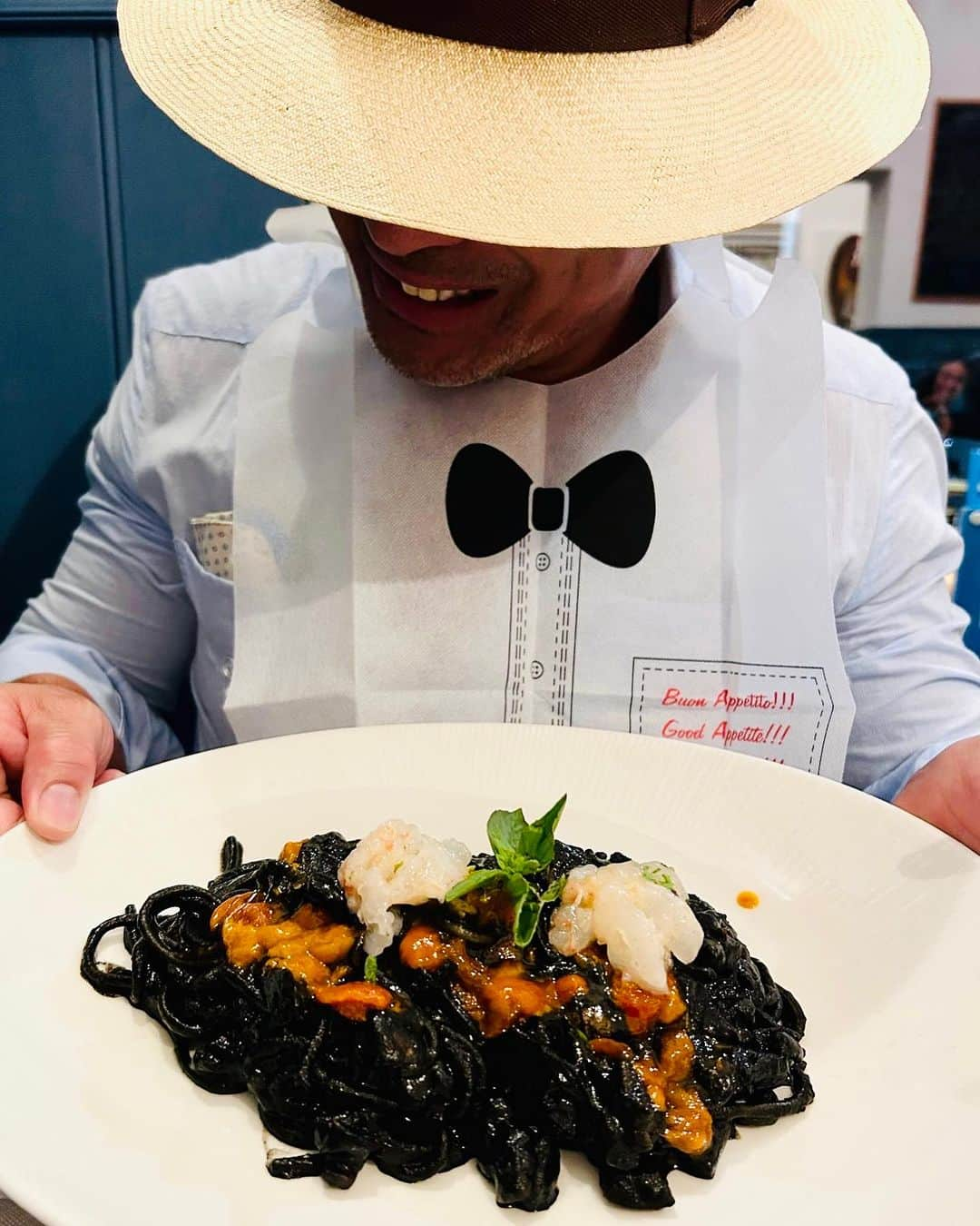 ウルティモ・ドラゴンのインスタグラム：「Spaghetti al nero di seppia con ricci e gamberi crudo  @osteria_mercede_palermo  @dragongate_pro  @toru.kido  @ud_tiendaoficial  #イカ墨パスタ  #唇まっくろけっけになっちゃうからね  #紙エプロン必須  #激うまグルメ  #パナマハット  #モンテクリスティパナマハット」