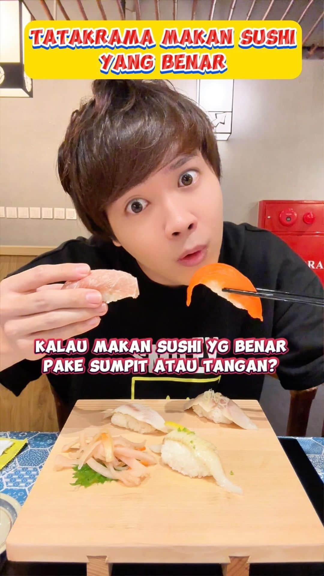 そこらへん元気のインスタグラム：「Ini tatakrama makan Sushi yg benar! Tapi sebenarnya makan gimana aja ok sih Makan dengan cara makan yang kamu suka, paling enak!😁😂  🍣 @fuji_sushi_ri  #sushi #caramakansushi #tatakramajepang #sushimanners #japanese #japanesefood #makananjepang #インドネシア語 #インドネシア生活」