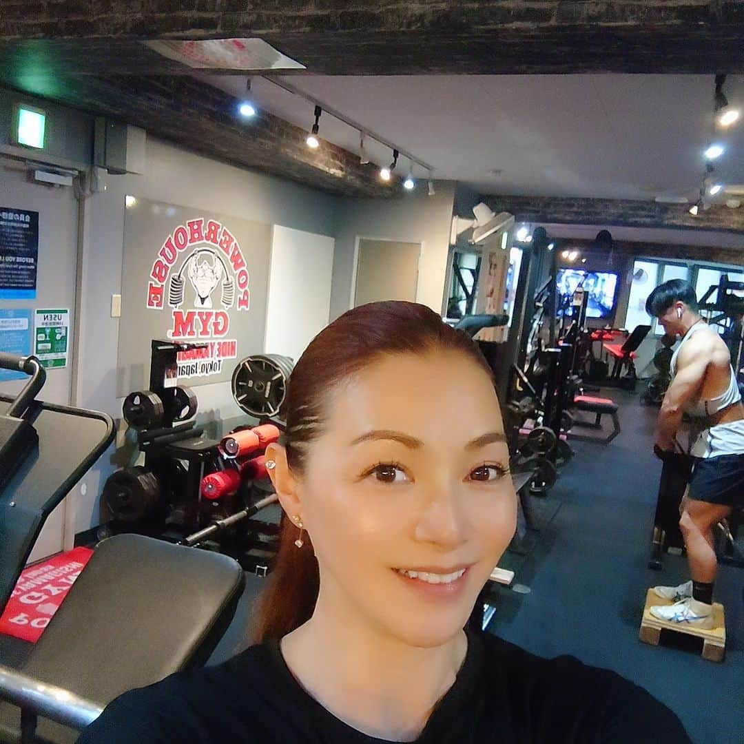 渡辺めぐみのインスタグラム：「💪パーソナルトレーニング💪  コツコツと筋肉貯筋、頑張る😁⤴️⤴️⤴️  トレナーは、斉藤さん @fumiyukisaito   ゴールデンタイムの、プロティンも忘れずにね❤️  #筋トレ #筋肉貯筋 #パーソナルトレーニング #パーソナル @powerhousegym_tokyojapan」