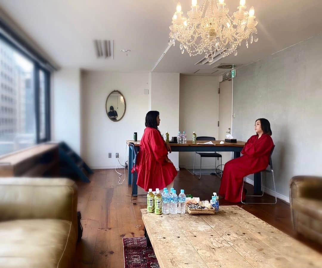 海原やすよのインスタグラム：「少し前  この日は一日撮影でした  撮影合間の休憩☕️ なぜが向き合って座ってる😂  いよいよ情報解禁☝🏻」