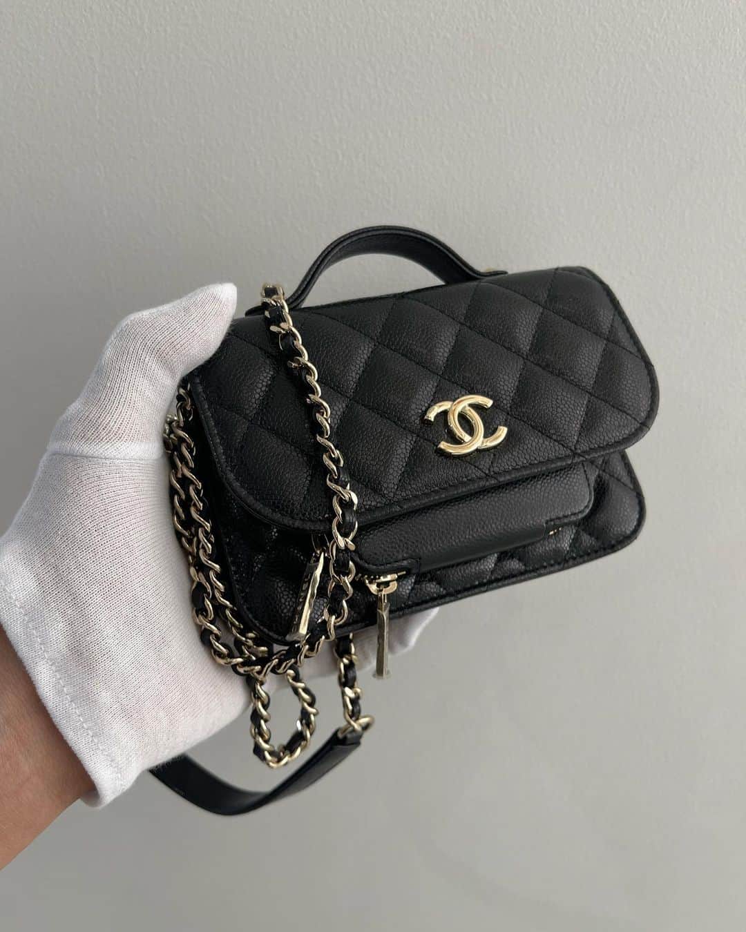 のインスタグラム：「. 《CHANEL》 ⁡ －－－－－－－－－－ー－－－－－－－－－－－－－－  商品の詳細につきましてはDM、又はお電話にてお問い合わせ下さい。 ⁡ DMやお電話からの郵送販売も可能です。 ⁡ ショッピングローンなど各種お支払い方法もご用意しておりますのでご相談下さい。 ⁡ International shipping is available. Please contact us though DM. ⁡ ⁡ 〈RINKAN SHIBUYA〉 TEL：03-5458-3050 LINE ID：@283swjhf」