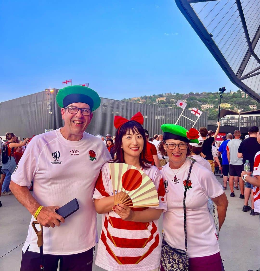 珠久美穂子さんのインスタグラム写真 - (珠久美穂子Instagram)「#RUGBYWORLDCUP2023 まさか‼️国際映像に映るとは笑 友達からめちゃくちゃラインきた💌  フランス🇫🇷会場も色々あるけれど 私は行ったことのある なんとなくイメージがつく ニース会場を 選びました👏  強豪、イングランド🏴󠁧󠁢󠁥󠁮󠁧󠁿代表は 本当に強かった👏  日本🇯🇵は前半いい感じで ゲームが進んでいたんだけど まさかのあの判定で スタジアム🏟️の空気が変わりました😭  追いつこうと 必死に戦う姿は最後までかっこよかった👏  これで終わりじゃない‼️ ゴールはここじゃない🎵Bz 次がある‼️  サモアとの試合も楽しみにしています。 頑張れ日本🇯🇵」9月21日 22時05分 - shukumihoko