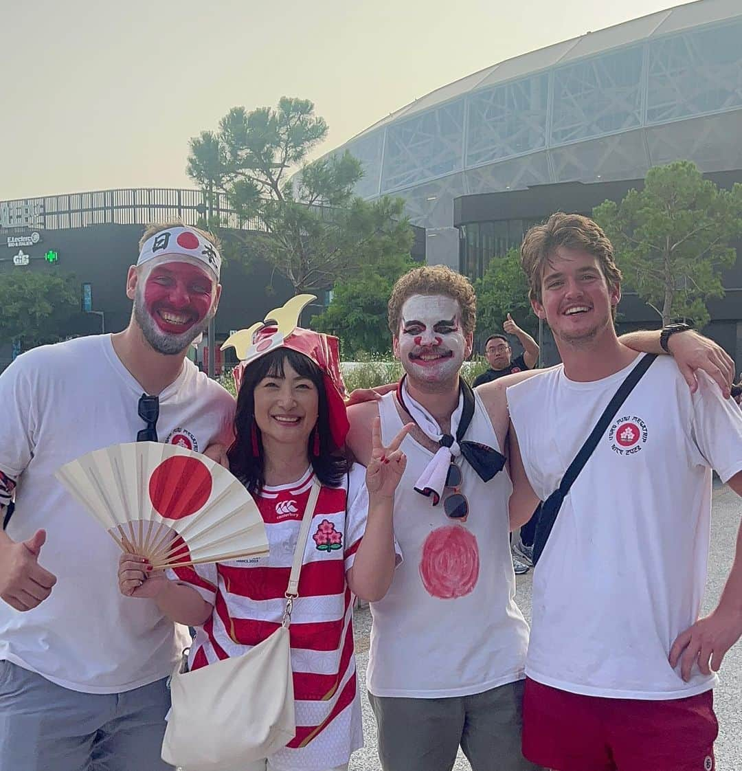 珠久美穂子さんのインスタグラム写真 - (珠久美穂子Instagram)「#RUGBYWORLDCUP2023 まさか‼️国際映像に映るとは笑 友達からめちゃくちゃラインきた💌  フランス🇫🇷会場も色々あるけれど 私は行ったことのある なんとなくイメージがつく ニース会場を 選びました👏  強豪、イングランド🏴󠁧󠁢󠁥󠁮󠁧󠁿代表は 本当に強かった👏  日本🇯🇵は前半いい感じで ゲームが進んでいたんだけど まさかのあの判定で スタジアム🏟️の空気が変わりました😭  追いつこうと 必死に戦う姿は最後までかっこよかった👏  これで終わりじゃない‼️ ゴールはここじゃない🎵Bz 次がある‼️  サモアとの試合も楽しみにしています。 頑張れ日本🇯🇵」9月21日 22時05分 - shukumihoko