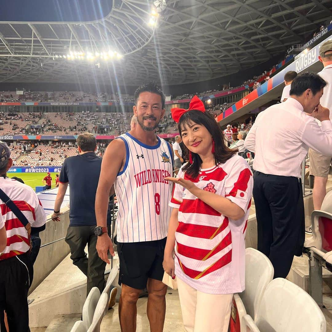 珠久美穂子さんのインスタグラム写真 - (珠久美穂子Instagram)「#RUGBYWORLDCUP2023 まさか‼️国際映像に映るとは笑 友達からめちゃくちゃラインきた💌  フランス🇫🇷会場も色々あるけれど 私は行ったことのある なんとなくイメージがつく ニース会場を 選びました👏  強豪、イングランド🏴󠁧󠁢󠁥󠁮󠁧󠁿代表は 本当に強かった👏  日本🇯🇵は前半いい感じで ゲームが進んでいたんだけど まさかのあの判定で スタジアム🏟️の空気が変わりました😭  追いつこうと 必死に戦う姿は最後までかっこよかった👏  これで終わりじゃない‼️ ゴールはここじゃない🎵Bz 次がある‼️  サモアとの試合も楽しみにしています。 頑張れ日本🇯🇵」9月21日 22時05分 - shukumihoko