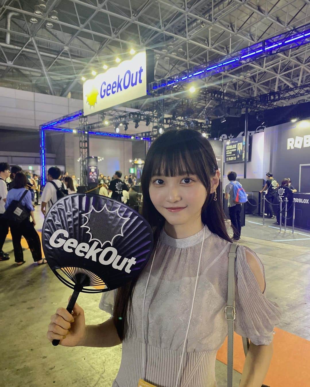 小杉怜子のインスタグラム：「#東京ゲームショウ 行ってきました❕🎮✨️   #roblox のGeekOutさんのブースにもすぐ行きましたよ💨 1つ目の動画は、普段RPGばっかりやってる私がFPSに手を出したところ練習が必要とわかった瞬間でした。  ゲームに携わる全ての人たちのこだわりや、それぞれの世界観に目が離せず本当に楽しかった！ 私よりも年下の人達がゲームを作っていたり、それを出展していることに感動も覚えました…。。U18だって😳  色んなゲームを体験させてもらいました☺️✌️ ギルティギア練習する。   #tgs2023 は24日まで！行ってみてね👀♡  . . . . . . .  #小杉怜子  #こすこ  #ゲーム  #ゲーム女子  #モデル  #モデル志望」