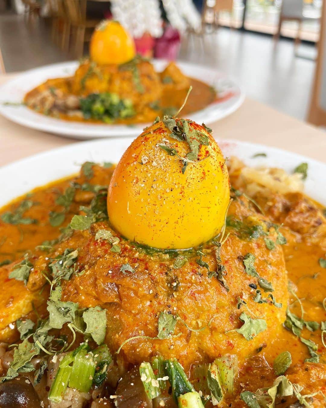 のインスタグラム：「(*˘︶˘*).｡.:*♡ ♡♡♡ お初のクックさんのカレー🍛 ・ 📍Little Cockoo Oguchi @little_cockoo_oguchi  ・ ◎オヤコチキンカレー ¥1300 ・ ナッツ&ヨーグルトペースト、ココナッツミルク、生クリーム、トマトソースを加えた半熟たまごがチキンカレー✨ ・ ちょーどいい辛さでカルダモンパウダーで爽やか！ ・ 初めてのクックさんのカレー✨ 凄く食べてみたかったからめちゃめちゃ嬉しかった♡(*≧∀≦*) ・ 半熟たまごが とろーんとして 混ぜ合わせて食べるとめちゃ美味しーい🥰 ・ 大口店は 朝からカレーが食べられるので嬉しい♡ 他のカレーも 食べてみたい〜 ・ デザートにタルティーヌ を頂く事も出来るよ‼️ ・ 1日中食べられるのは ほんと嬉しい〜 (限定数の物も有り) ・ ・ *☼*―――――*☼*――――― ◇愛知県丹羽郡大口町豊田3-39 ◇0587-58-6775 ◇木曜日 休み ◇駐車場 有り *☼*―――――*☼*――――― #littlecockooOguchi#リトルクック大口店#オヤコチキンカレー#クックさんのカレー#大口カフェ#大口グルメ#愛知カフェ#愛知グルメ#mouカフェ#スパ活#スパイスカレー#名古屋スパイスカレー#愛知スパ活#名古屋スパ活」