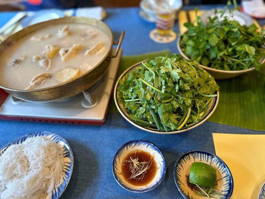 東原亜希さんのインスタグラム写真 - (東原亜希Instagram)「山盛りの🌱🥬 お料理教室なのに、毎度ごちそうさまでしたって言って帰っちゃう。美味しすぎてランチしに行ってるだけ説🫢 復習します🙏」9月21日 22時08分 - akihigashihara