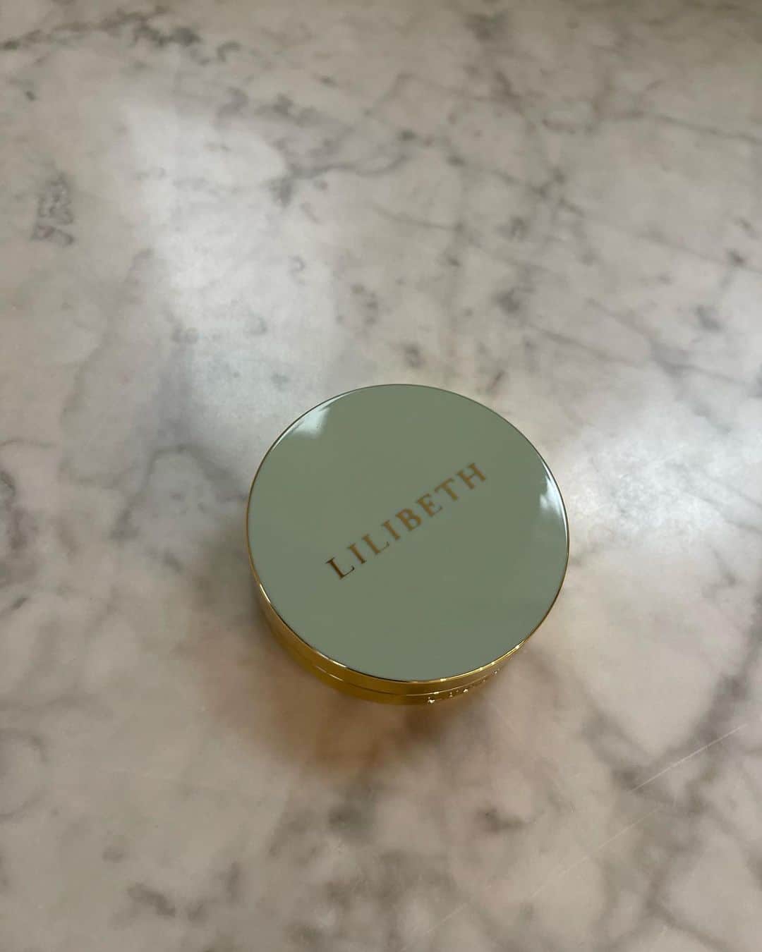 のインスタグラム：「最近の愛用ファンデーション🤍 . @lilibeth_cosmetics  @bior_organics  . フリーランス 在宅から、 平日毎日出社に変わって毎日ちゃんとお化粧するから その日の肌のコンディションで使い分けてる☺️。 . . #lilibeth #bior_organics #クッションファンデーション #毎日メイク #コスメ #コスメ紹介 #2児ママ #baila_magazine #読者モデル #ワーママ #小学生ママ #幼稚園ママ」