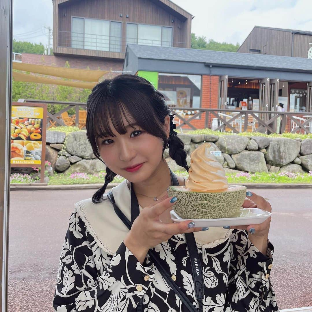 岩間妃南子さんのインスタグラム写真 - (岩間妃南子Instagram)「・ ・ ・ 朝からずっと食べてた🍈🍨🍣  旅行行くと食欲バグります！  #北海道旅行 #北海道  #富良野 #富良野観光 #富良野市 #旅行コーデ #姉妹コーデ #双子コーデ #双子姉妹 #tシャツコーデ #小樽 #小樽グルメ #小樽観光」9月21日 22時19分 - hinako.1116