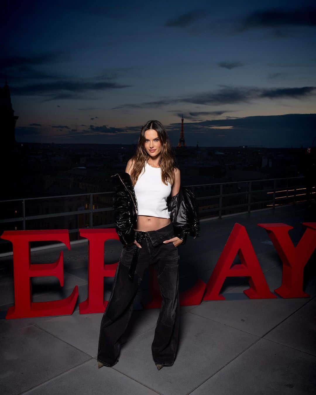 アレッサンドラ・アンブロジオのインスタグラム：「Paris, Je T’aime ❤️  @replay @replayjeans #Replay #ReplayJeans #replay4allblacks」